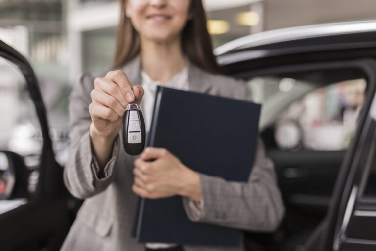 Documentación y llaves de un coche listas para el cambio de titularidad