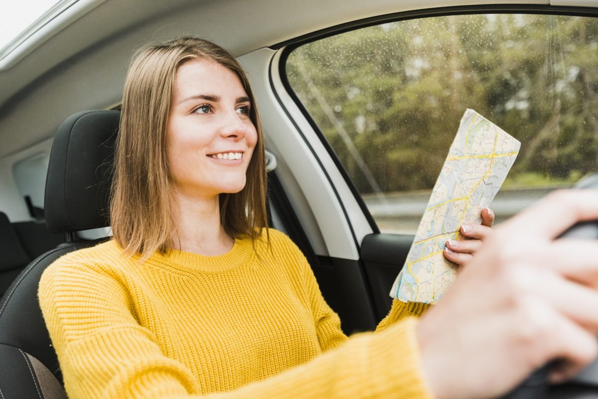 Conductor en un viaje por carretera en el extranjero con el permiso internacional de conducir