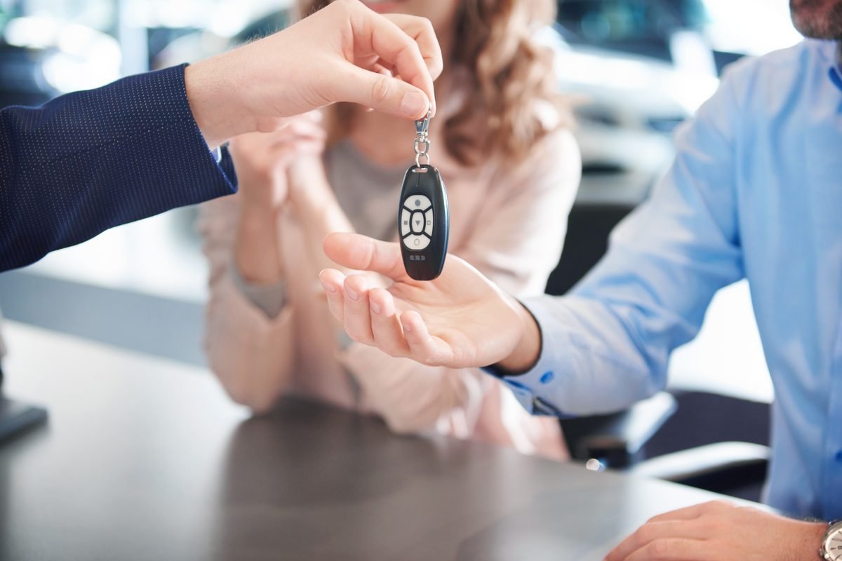 Entrega de las llaves del coche al nuevo titular
