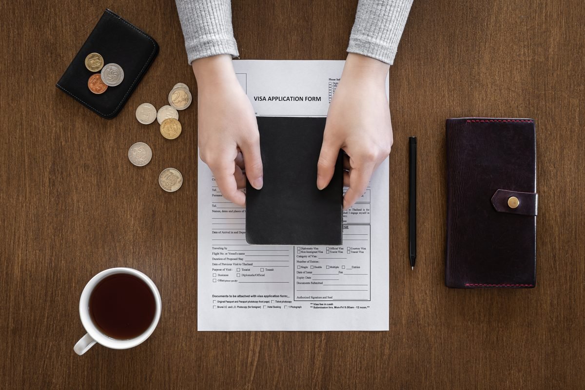 Formulario de solicitud, pasaporte y monedas para pagar la tasa del certificado de antecedentes penales