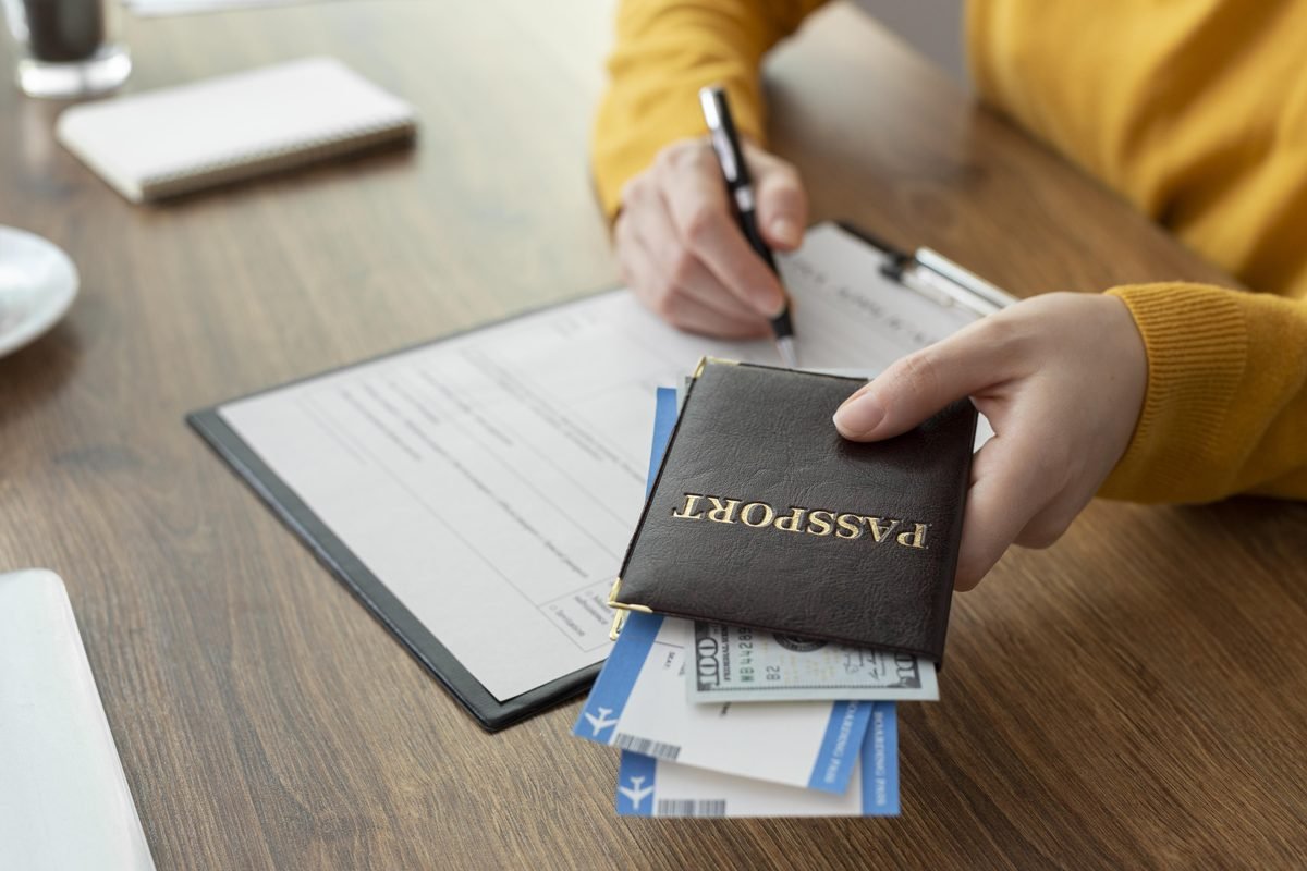 Pasaporte y formulario de solicitud para pedir cita previa de extranjería