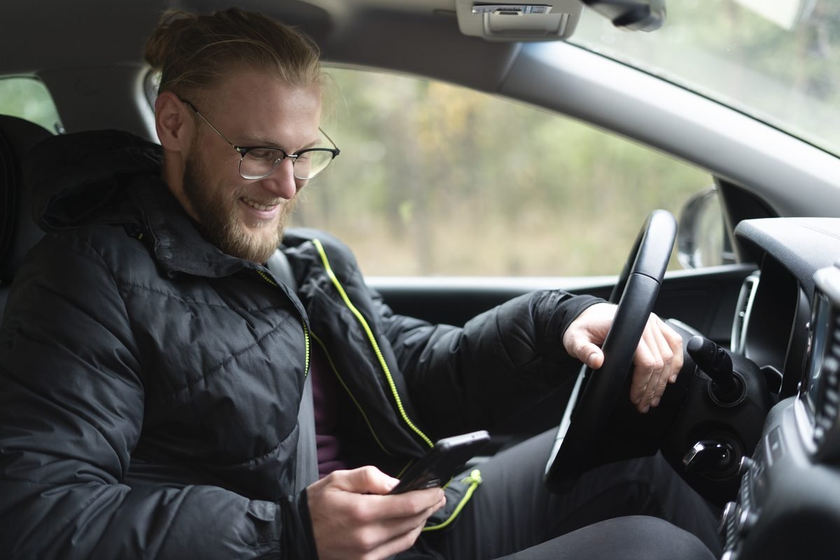 Viajero preparando un desplazamiento al extranjero en coche