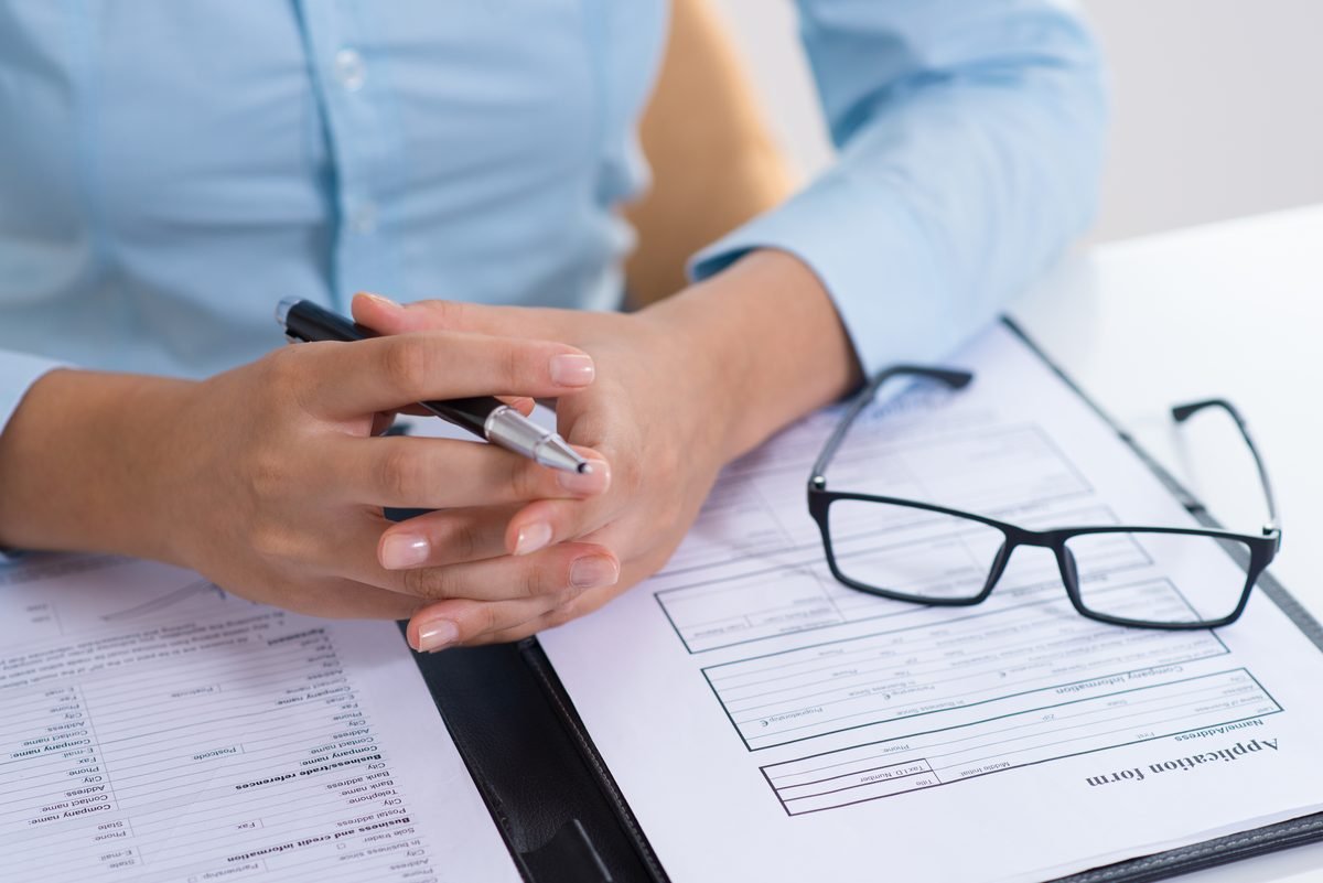 Persona revisando la solicitud del certificado de antecedentes penales